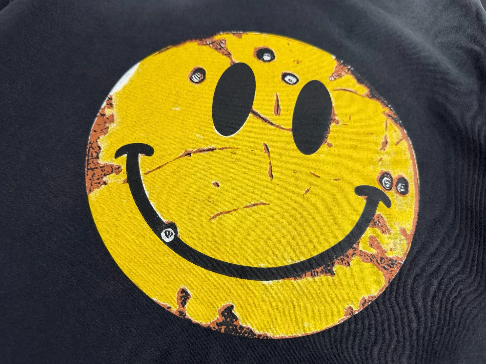 ❥8036#P140 Saint Mxxxxxx ✖️KLF New Old Smiley Face Made of double-yarn double-ply cotton batik fabric 290g, comfortable and breathable to wear. Stiff silhouette, full of street feel, loose fit. Craftsmanship: semi-water slurry printing + graffiti + spray coding, batik and wash. Size: (S-M-L-XL) Color: Washed black